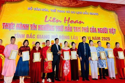 Nghệ nhân Nguyễn Thị Năm - người giữ lửa văn hóa dân tộc và nghĩa cử cao đẹp giúp đời, giúp người
