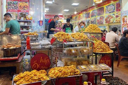 Thức ăn chín không che đậy bán tràn lan tại các di tích, lễ hội