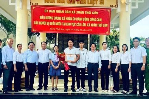 Khen thưởng người đàn ông dũng cảm cứu phụ nữ đuối nước