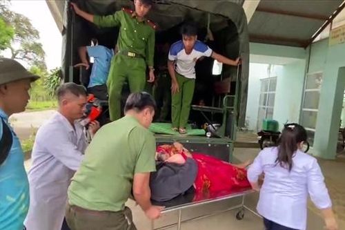 Trên đường giúp dân làm nhà, các chiến sĩ Công an giúp sản phụ đỡ đẻ