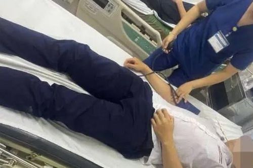 Nam sinh bị hành hung chảy máu mặt khi đi học về