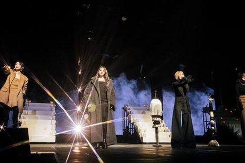 Nhóm nhạc 2NE1 'cháy' cùng hàng nghìn người hâm mộ Việt trong buổi biểu diễn 'Welcome back'