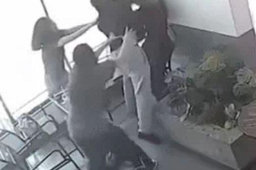 Bị phát hiện 'bắt cá 2 tay', gã đàn ông đánh người yêu dã man, đến ngất xỉu ở quán cà phê tại TP.HCM