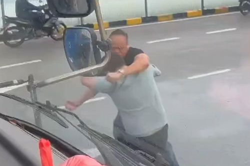 Clip: Va chạm giao thông, 2 người đàn ông lao vào 'thượng cẳng chân hạ cẳng tay'