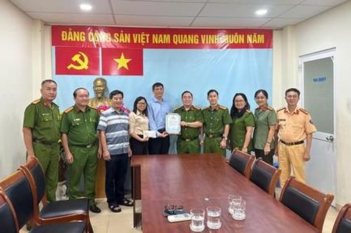 Công an Quận 1: Trao quà hỗ trợ các hộ dân bị cháy nhà ở phường Cô Giang