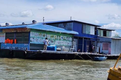 Nguyên nhân khiến 4 du khách ở chợ nổi Cái Răng rơi xuống sông