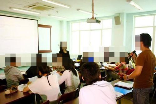Sinh viên bức xúc vì học phí tăng
