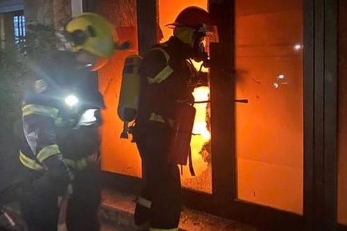 Cảnh sát cõng cụ bà 94 tuổi thoát khỏi đám cháy căn nhà 3 tầng