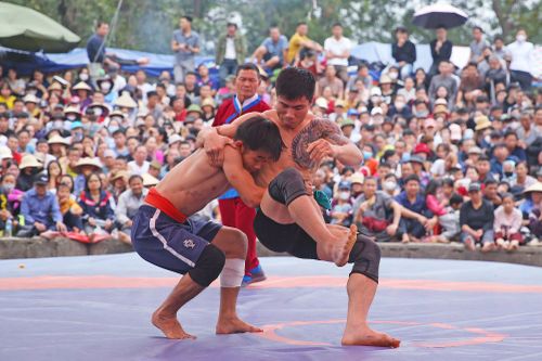 Về hội làng hạ cao thủ MMA, đô vật cầm xô, bao tải hứng 'mưa' tiền