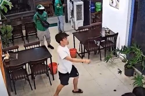 Trêu ghẹo cô gái bị phản ứng, gã đàn ông bệnh hoạn đập phá quán ăn gây náo loạn