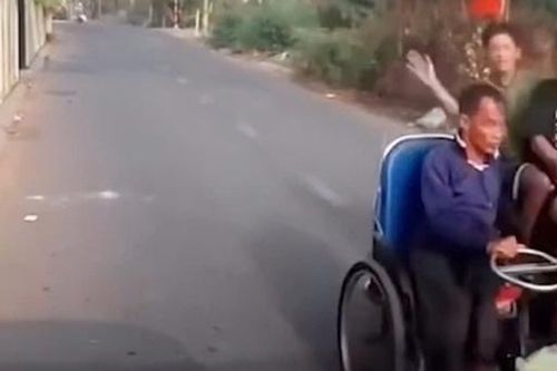 Công an xác minh clip người đàn ông khuyết tật bị hai thanh niên đi xe máy không mũ bảo hiểm tát vào đầu