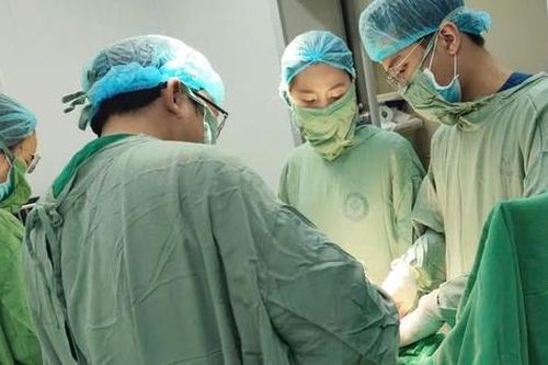 Bác sĩ nỗ lực trong đêm cứu sản phụ người nước ngoài mang thai 35 tuần, vỡ tử cung