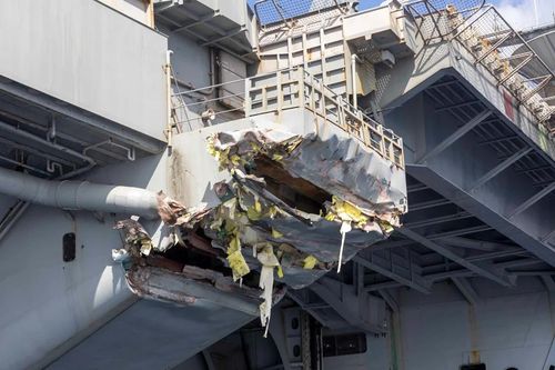 Hình ảnh mới nhất về thiệt hại của tàu sân bay USS Harry S. Truman sau va chạm