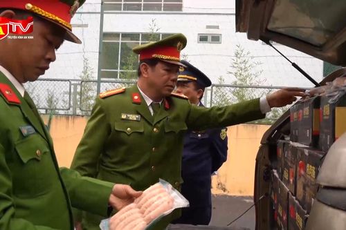 Ngăn chặn hơn 2,4 tấn xúc xích nghi nhập lậu trên đường về Hà Nội