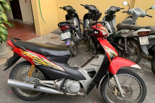 Không có xe cho bạn đi nhờ, người đàn ông 'mượn tạm' của hàng xóm