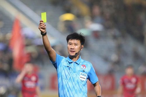 V-League 'dậy sóng' chuyện… VAR