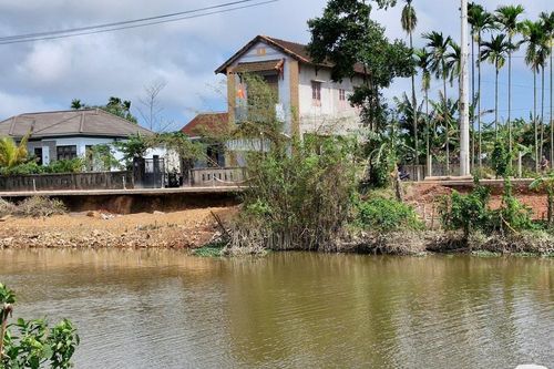 Sau khắc phục tạm thời, bờ sông Vĩnh Định tiếp tục sạt lở
