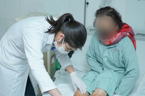 Hoại tử hai bàn chân vì dùng thuốc ngâm không rõ nguồn gốc
