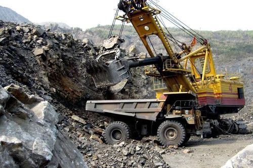 Lãnh đạo đòi chốt lời, cổ phiếu 'đại gia' khai thác vàng bị bán tháo
