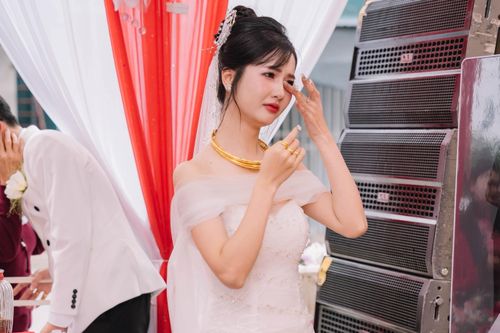 Cô dâu bật khóc trước món quà của gần 20 người bạn thân