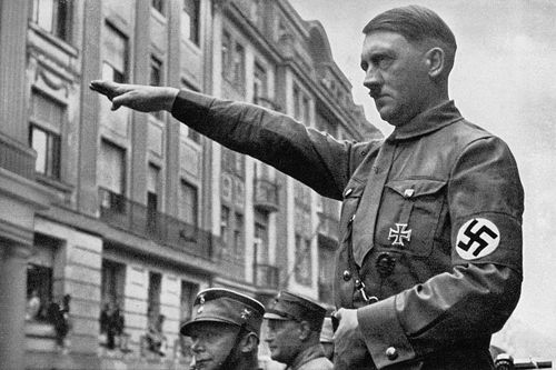Hitler trở thành người đứng đầu đế chế thứ 3 nhờ đổi họ?