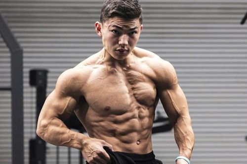 'Quái vật cơ bắp' không ăn đường và sống trong phòng gym