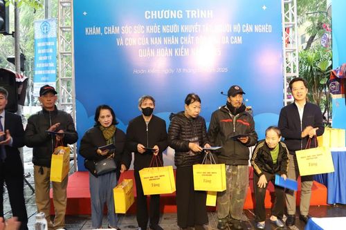 Quận Hoàn Kiếm chăm lo sức khỏe cho người khuyết tật, hộ cận nghèo đầu Xuân