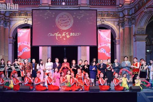 Tết Nguyên đán Ất Tỵ ấm cúng tại Tòa thị chính Paris