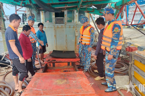 Cà Mau: Hải đội Biên phòng phát hiện tàu cá vận chuyển hơn 25.000 lít dầu trái phép