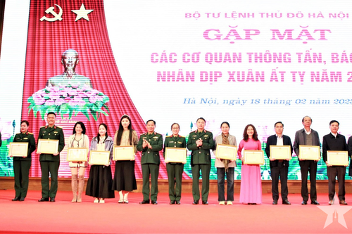 Bộ tư lệnh Thủ đô Hà Nội gặp mặt báo chí đầu Xuân Ất Tỵ