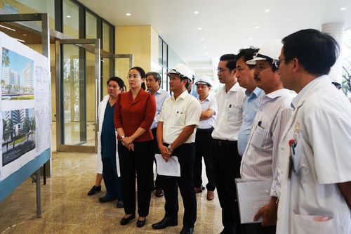 Phó Chủ tịch UBND TP Đà Nẵng Nguyễn Thị Anh Thi kiểm tra 2 công trình y tế trọng điểm