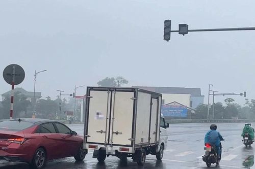 Hàng loạt đèn báo tín hiệu giao thông trên quốc lộ 1A qua Quảng Trị hoạt động chập chờn