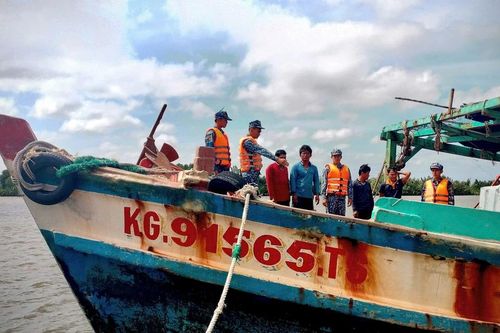 Tạm giữ tàu cá vận chuyển hơn 25.000 lít dầu trái phép trên vùng biển Tây Nam