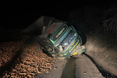Lật xe tải trên quốc lộ 15D xuyên đêm ứng cứu