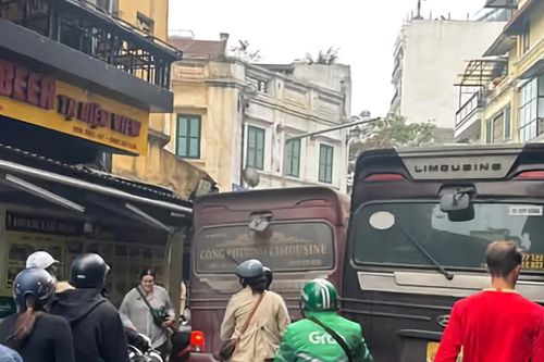 Ô tô trên 16 chỗ 'quần thảo' phố cổ Hà Nội