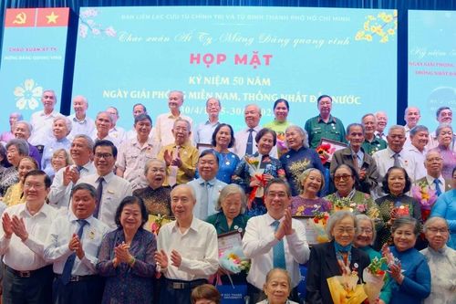 Cựu tù chính trị, tù binh TPHCM xúc động trong ngày họp mặt