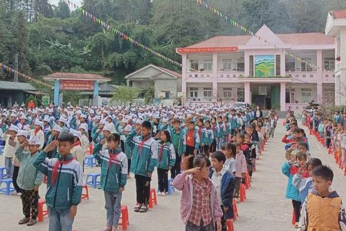 Tạo động lực, niềm tin cho học trò miền núi đến trường