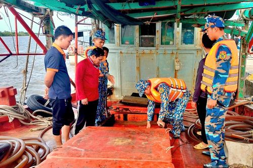 Cà Mau: Phát hiện, bắt giữ tàu cá vận chuyển hơn 25.000 lít dầu trái phép trên biển
