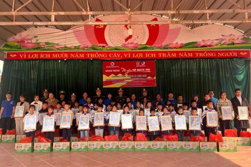 Nhiều hoạt động thiết thực, ý nghĩa trong hành trình 'Tôi yêu Tổ quốc tôi' tại xã biên giới Na Cô Sa
