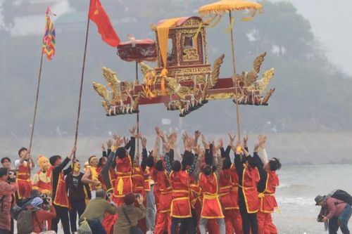 Lễ hội Đền Cờn: Độc đáo tục chạy ói, tung 'kiệu bay' ở xứ Nghệ