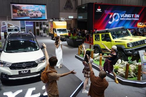 Doanh số èo uột, Suzuki giảm giá Jimny và XL7 Hybrid đến 60 triệu đồng