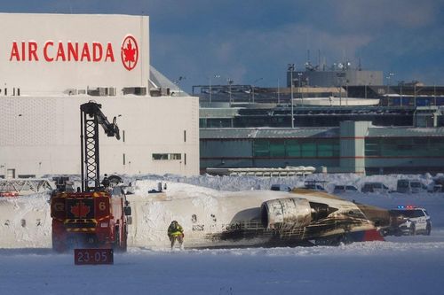 Canada: Máy bay chở 80 người 'lật ngửa bụng' khi hạ cánh