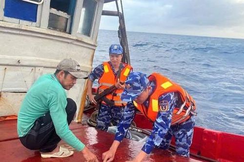 Bắt giữ tàu cá chở 30.000 lít dầu không giấy tờ trên biển Tây Nam