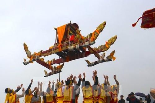 Độc đáo tục chạy ói, tung 'kiệu bay' ở ngôi đền thiêng nhất xứ Nghệ