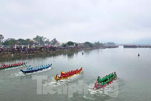Hàng vạn người đứng bên bờ sông cổ vũ màn đua thuyền rồng độc đáo