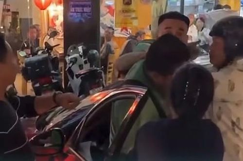 Làm rõ clip người đàn ông đi ô tô đánh tới tấp một tài xế grab gây bức xúc