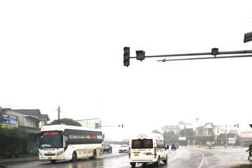 Quảng Trị: Hàng loạt cụm đèn tín hiệu giao thông trên các quốc lộ hư hỏng, hoạt động chập chờn