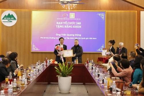 Đồng chí Trần Quang Dũng nhận vinh danh vì những đóng góp xuất sắc trong xây dựng văn hóa doanh nghiệp