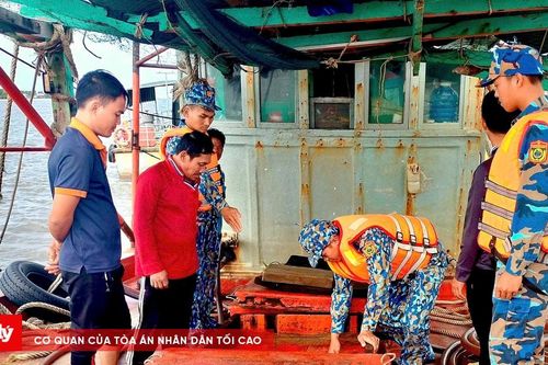 Phát hiện tàu cá vận chuyển hơn 25.000 lít dầu DO trái phép