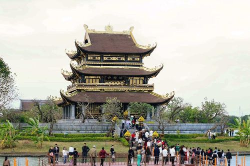 Ngôi chùa dát vàng nằm giữa lòng hồ ở Ninh Bình, hút khách tham quan